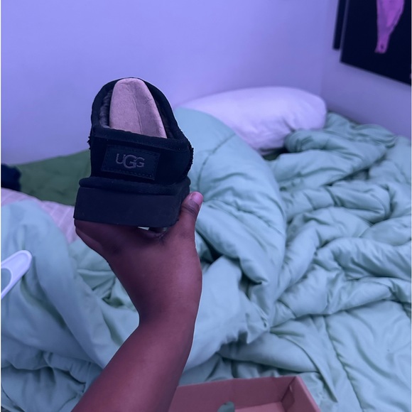 UGGS SIZE 7 only wore a few times don’t like how they look. - Picture 4 of 5